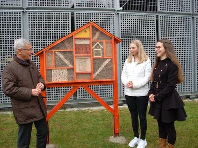 Bild vergrößern: Landrat Rolf Keil erffnet Ende Mrz 2022 das frisch gebaute Insektenhotel am Parkhaus der Landkreisverwaltung in Plaue